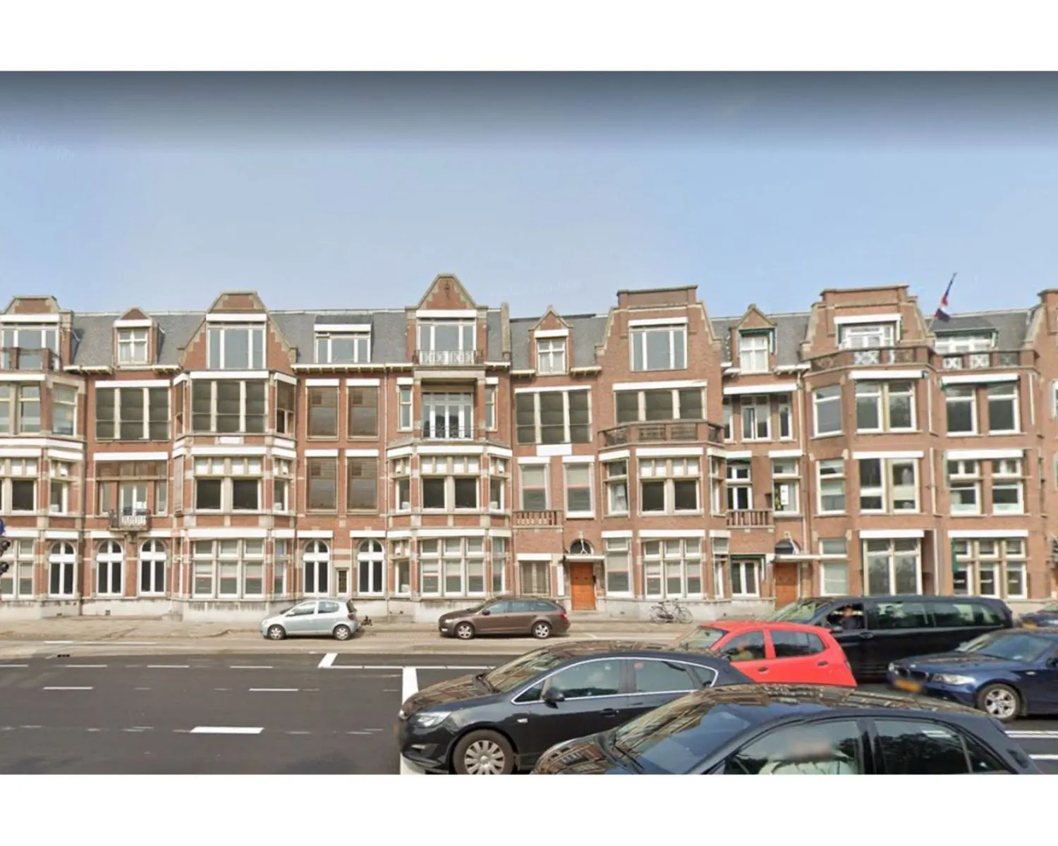Voorgevel van een klassiek herenpand aan de Benoordenhoutseweg met meerdere kantoorruimtes te huur en geparkeerde auto's op de voorgrond.