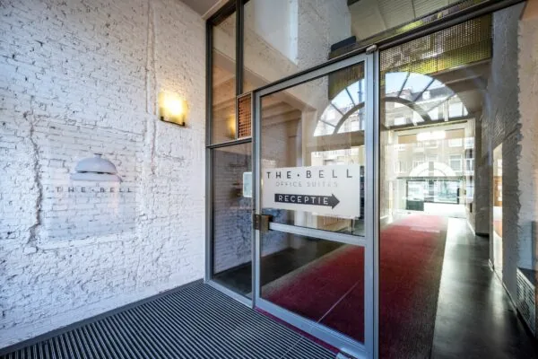 Ingang van kantoorruimte The Bell Office Suites aan de Sarphatistraat 370 met zicht op de receptie.