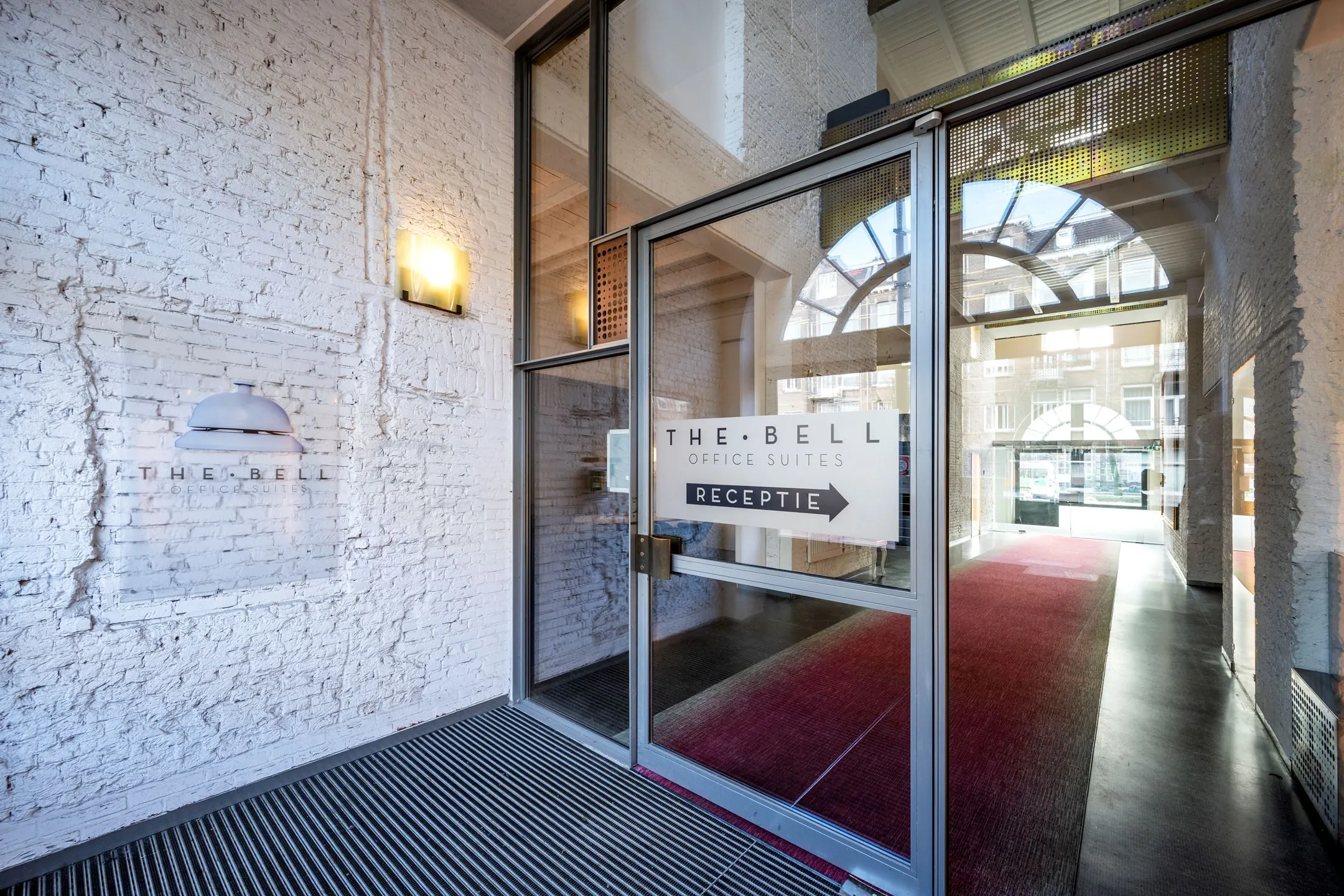 Ingang van kantoorruimte The Bell Office Suites aan de Sarphatistraat 370 met zicht op de receptie.