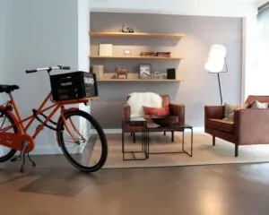 Moderne en sfeervolle kantoorruimte in Den Haag met zithoek, designmeubels en een oranje Tauro-fiets.
