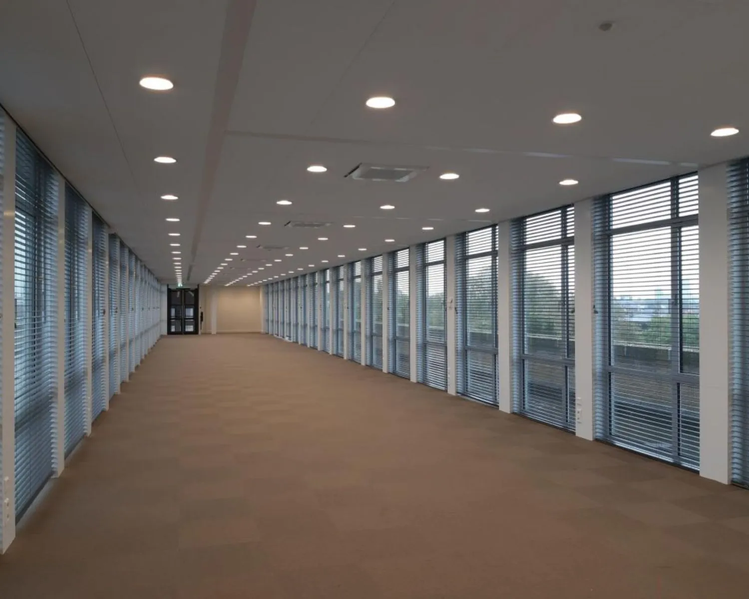 Lichte, moderne kantoorruimte met grote ramen aan de President Kennedylaan 19 in Den Haag.