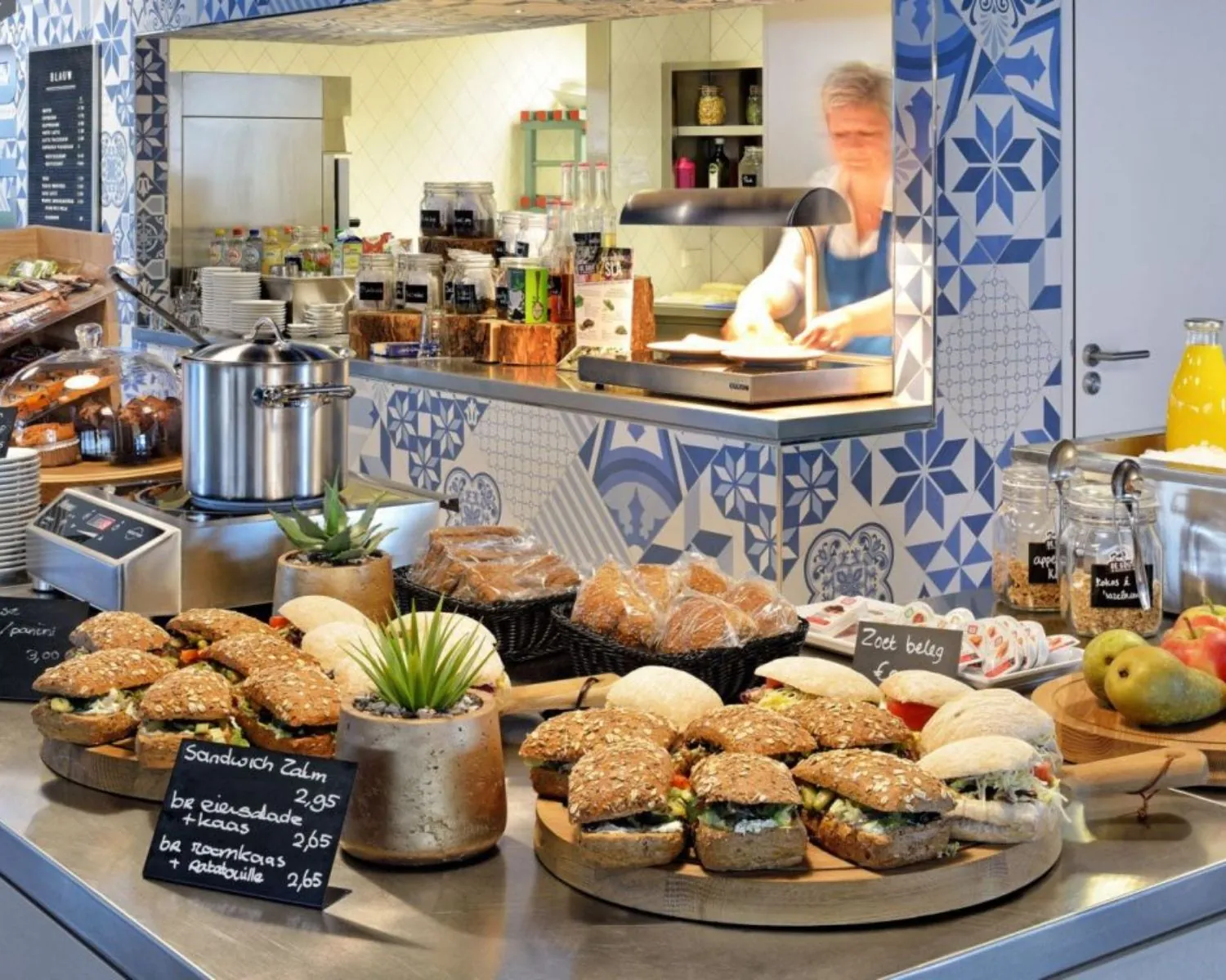 Kantine met broodjes, sap en snacks in een bedrijfsgebouw aan de Europalaan 4 in Den Bosch.