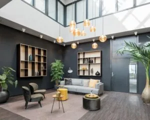 Modern ingerichte wachtruimte in een kantoorruimte aan de Europalaan 4 in Den Bosch, met stijlvolle meubels, planten en hanglampen.