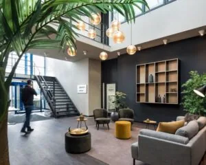 Moderne en sfeervolle wachtruimte in de kantoorruimte aan de Europalaan 4 in Den Bosch, met zitgedeelte, planten en decoratieve verlichting.