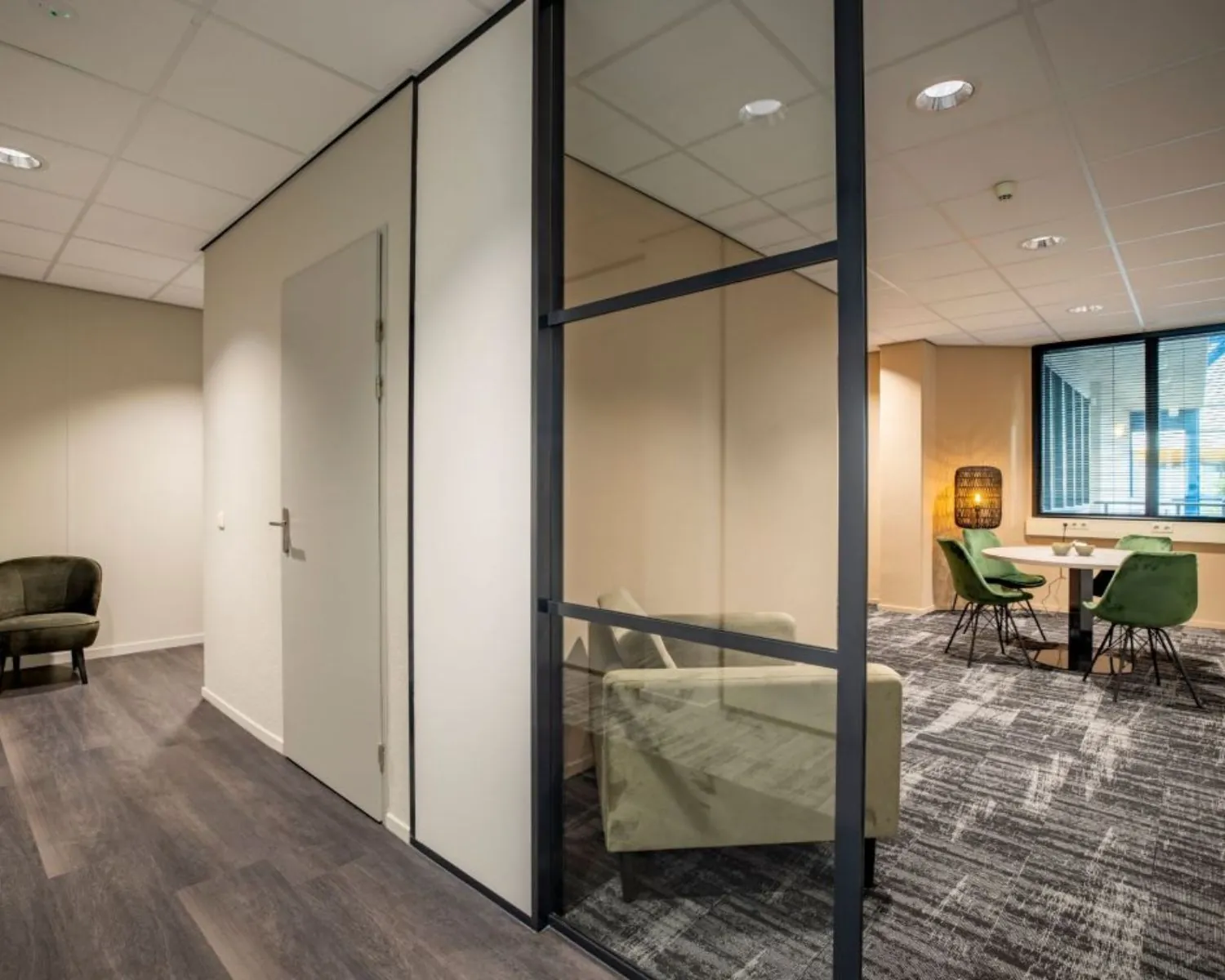 Moderne kantoorruimte te huur aan de Europalaan 4 in Den Bosch met glazen scheidingswanden, groene stoelen en strak interieur.
