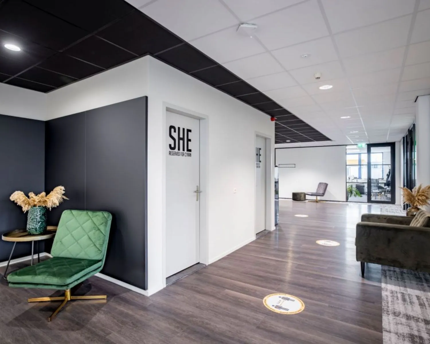 Moderne kantoorruimte aan de Europalaan 4 in Den Bosch met zithoeken, sfeervolle decoratie en duidelijke bewegwijzering.