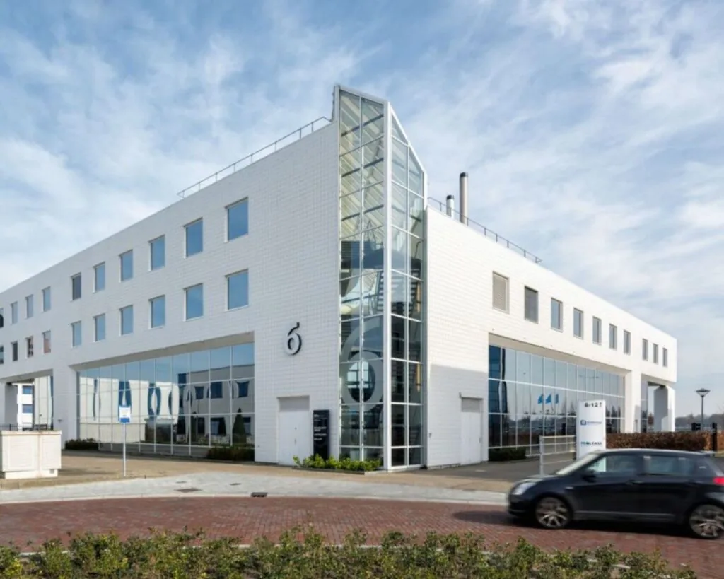 Modern wit kantoorpand aan de Europalaan 6 in Den Bosch met grote glaspartijen en een opvallende glazen entree.