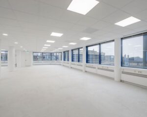 Lichte, moderne kantoorruimte met grote ramen en uitzicht op de stad aan Fellenoord in Eindhoven.