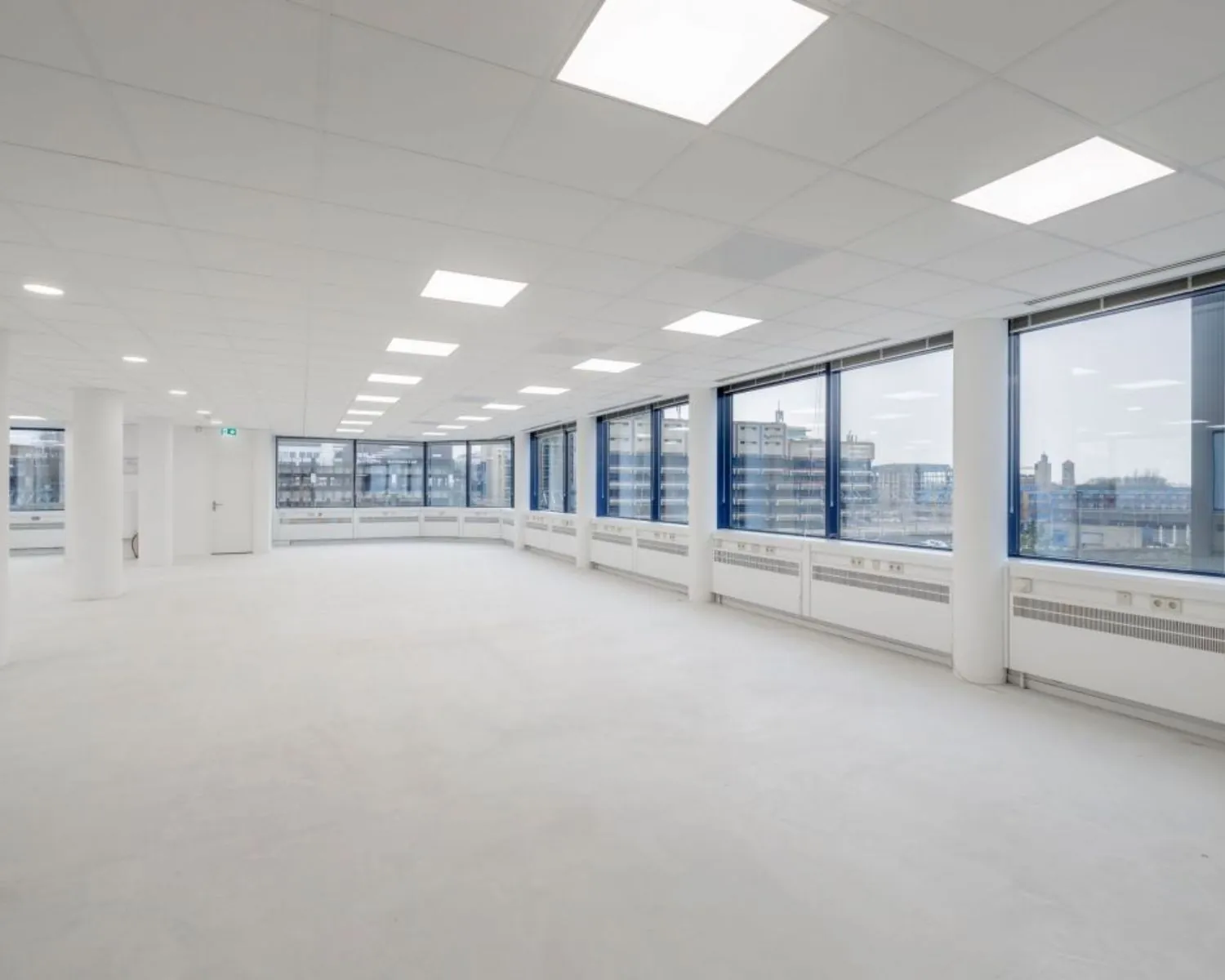 Lichte, moderne kantoorruimte met grote ramen en uitzicht op de stad aan Fellenoord in Eindhoven.