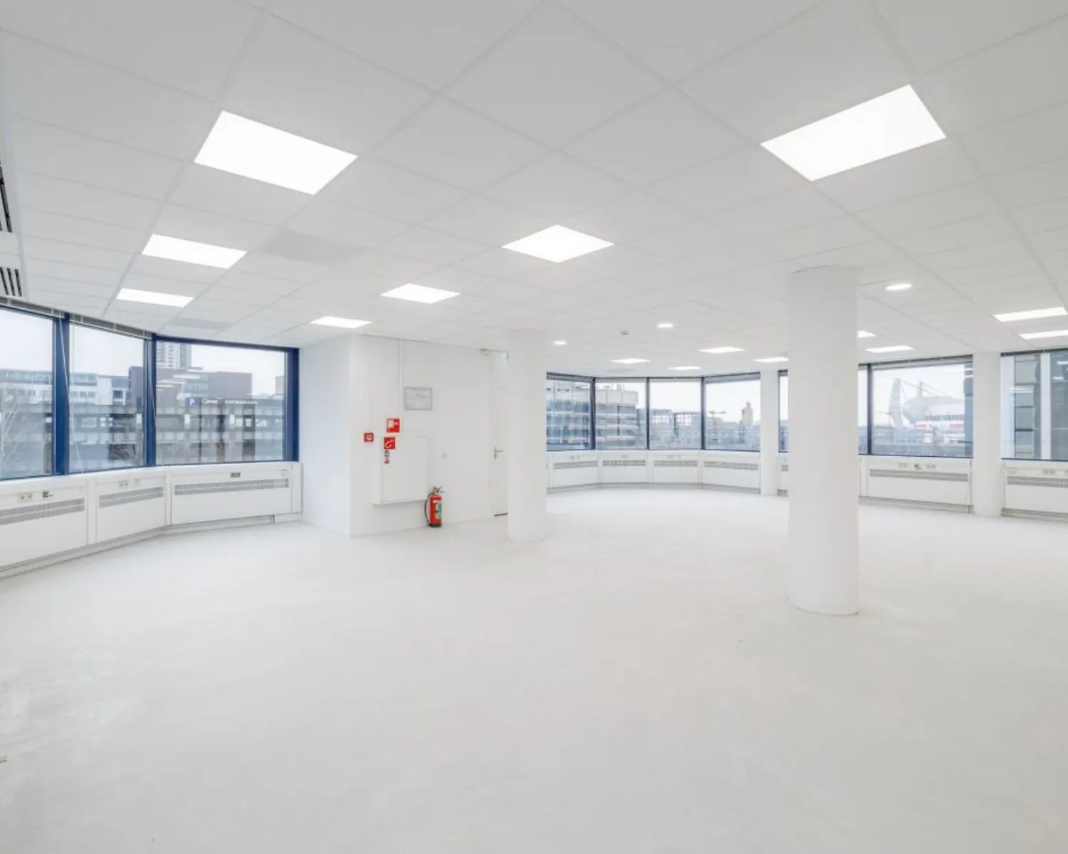 Lichte, lege kantoorruimte met grote ramen aan Fellenoord 200-240 in Eindhoven.