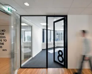 Moderne kantoorruimte met glazen deur gemarkeerd met het cijfer 8, gelegen aan Fellenoord 200-240 in Eindhoven.