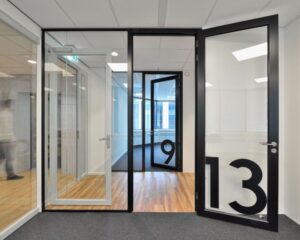 Moderne kantoorruimte aan Fellenoord in Eindhoven met glazen deuren en grote kamernummers 9 en 13.