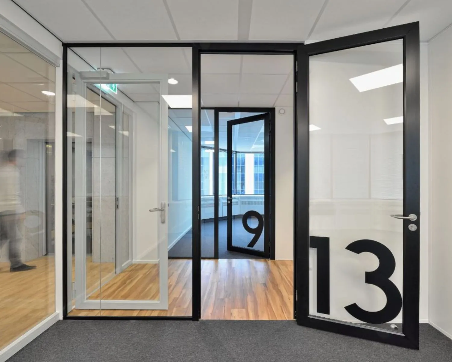 Moderne kantoorruimte aan Fellenoord in Eindhoven met glazen deuren en grote kamernummers 9 en 13.