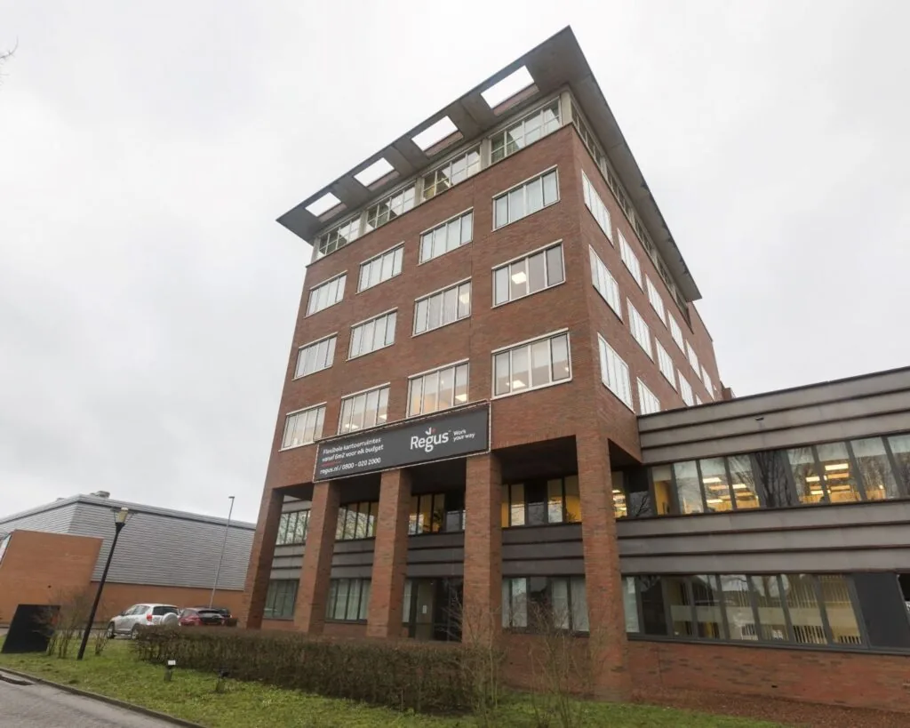 Kantoorverzamelgebouw aan Het Rietveld 55A met Regus-vestiging en te huur aangeboden kantoorruimte.