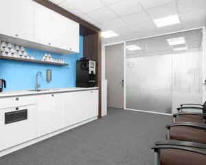 Moderne kantoorruimte met pantry, koffieautomaat en wachtruimte aan Het Rietveld 55A.
