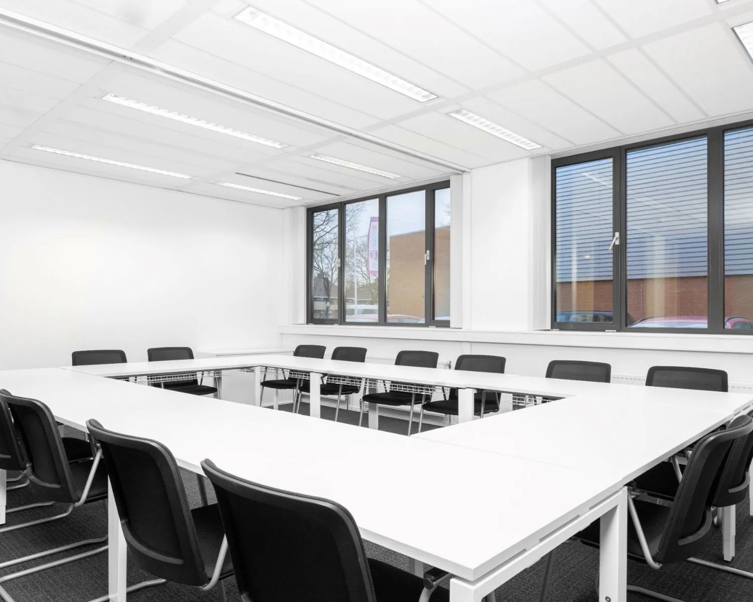 Moderne vergaderruimte met U-vormige opstelling in kantoor Het Rietveld 55A.