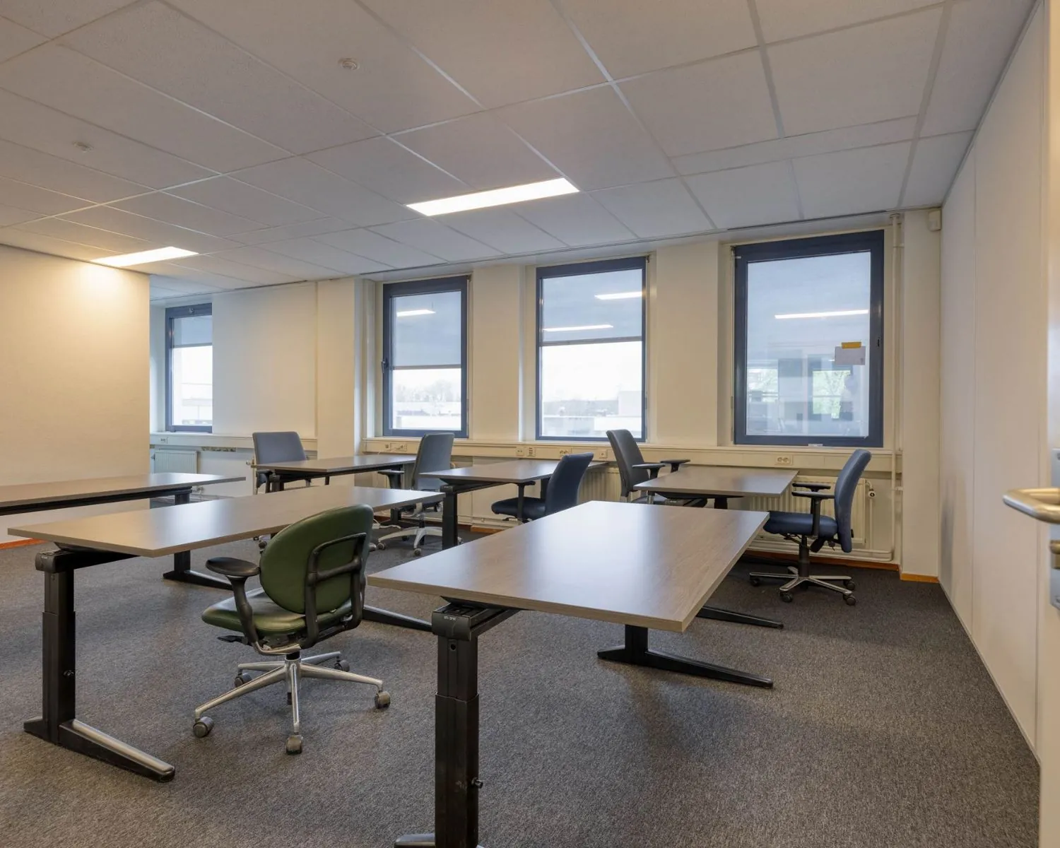 Moderne kantoorruimte met meerdere bureaus en bureaustoelen aan de Franciscusweg 219 in Hilversum.