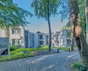 Moderne kantoorruimte aan de Mozartlaan 27 in Hilversum, omgeven door groen en voorzien van een oprijpad.