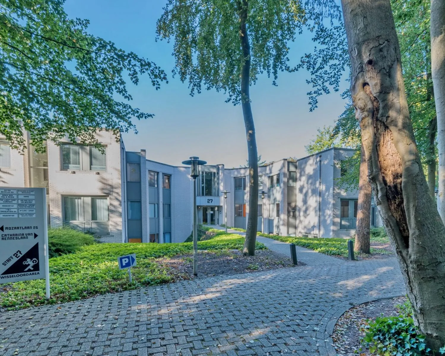 Moderne kantoorruimte aan de Mozartlaan 27 in Hilversum, omgeven door groen en voorzien van een oprijpad.