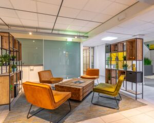 Moderne kantoorruimte aan de Mozartlaan 27 in Hilversum met stijlvolle zithoek en open vakkenkasten.