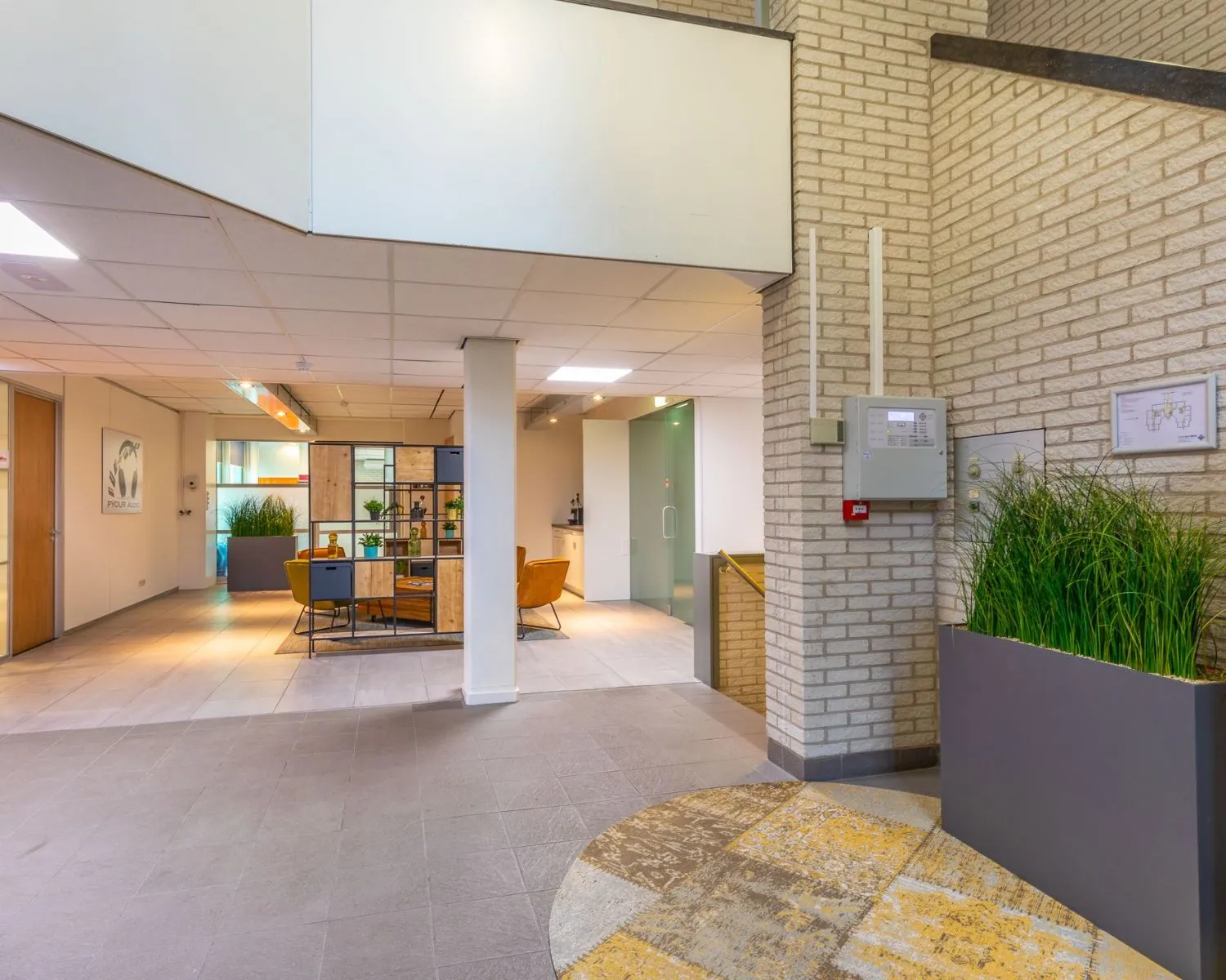 Moderne ontvangst- en wachtruimte in een kantoorruimte aan de Mozartlaan 27 in Hilversum, met zitgelegenheid, planten en een lichte inrichting.