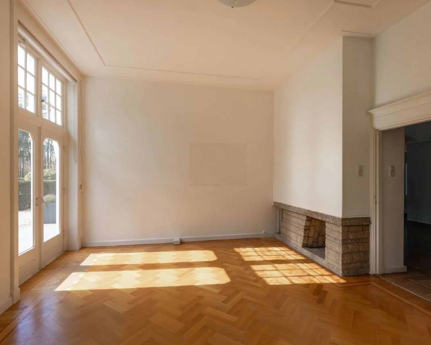 Lichte kantoorruimte met visgraatvloer en schouw aan de Utrechtseweg 47 in Hilversum.