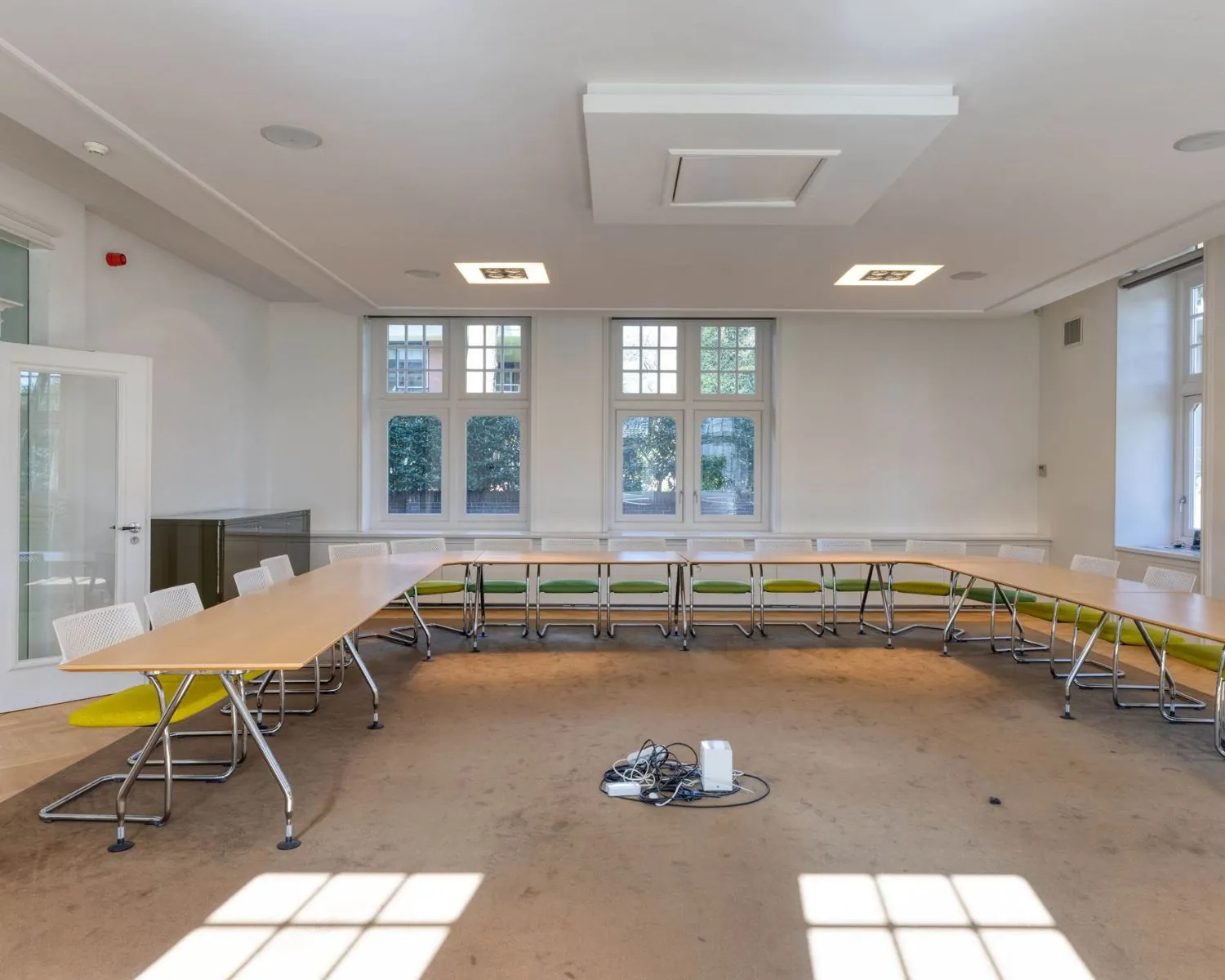 Vergaderruimte met U-vormige opstelling van tafels en stoelen in een kantoor aan de Utrechtseweg 47 in Hilversum.