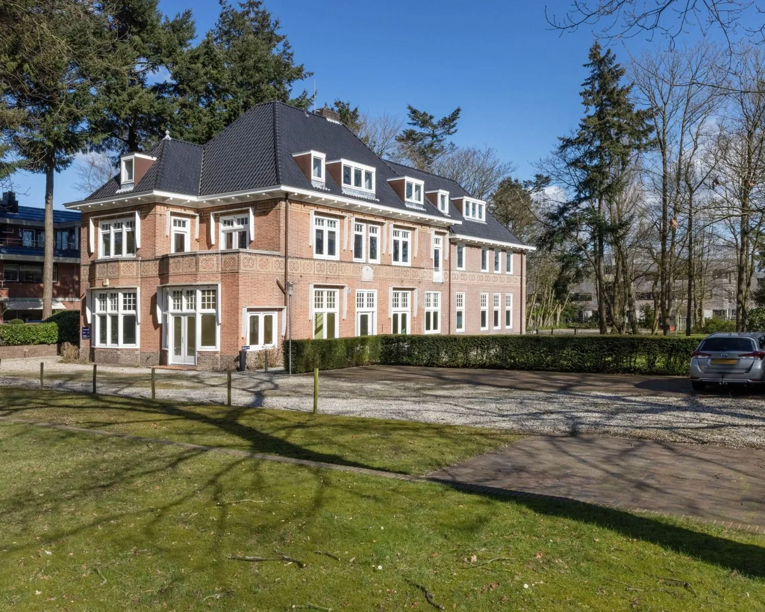 Voormalige villa aan de Utrechtseweg 47 in Hilversum, omgebouwd tot representatieve kantoorruimte met ruime parkeerplaatsen.