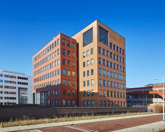 Modern kantoorgebouw aan de Hogehilweg 24-1 in Amsterdam, met bakstenen gevel en veel ramen.