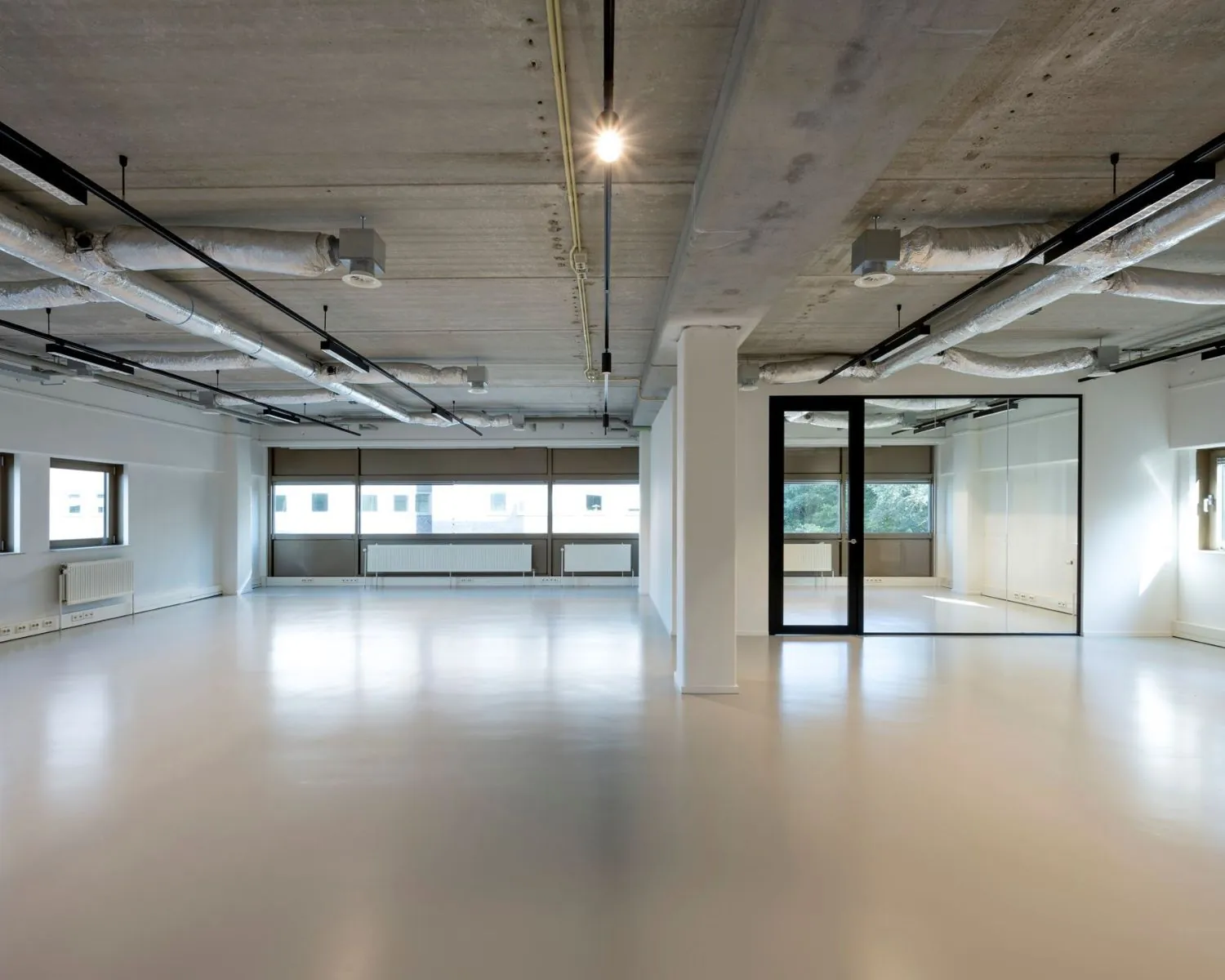 Moderne, lege kantoorruimte met glazen vergaderruimte aan de Joop Geesinkweg 501-801.