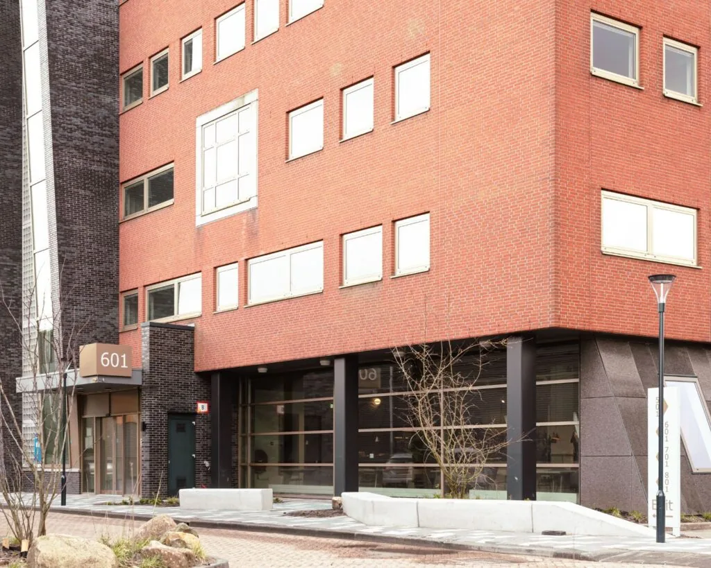 Vooraanzicht van een modern kantoorpand aan de Joop Geesinkweg met huisnummer 601, waar kantoorruimte te huur is.