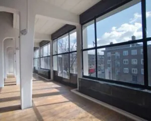 Lichte kantoorruimte met grote ramen aan de Krelis Louwenstraat.