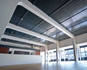 Ruime, moderne kantoorruimte met hoge plafonds en grote ramen aan de Krelis Louwenstraat.