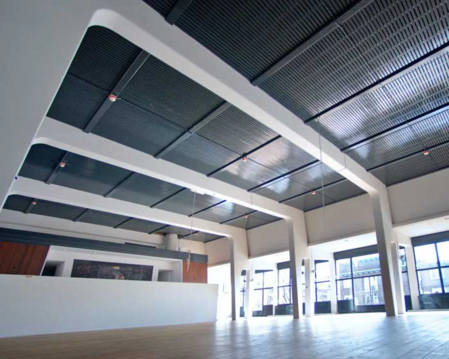 Ruime, moderne kantoorruimte met hoge plafonds en grote ramen aan de Krelis Louwenstraat.