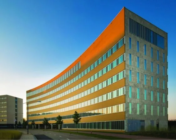 Modern kantoorgebouw aan de Meander 901 in Arnhem met een gebogen gevel en grote ramen.