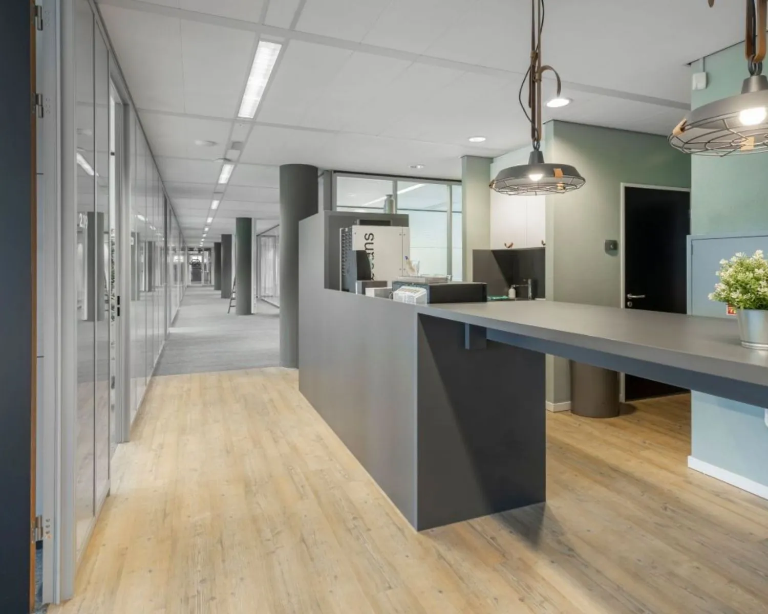 Moderne kantoorruimte met receptiebalie en glazen kantoormuren in Meander 901, Arnhem.