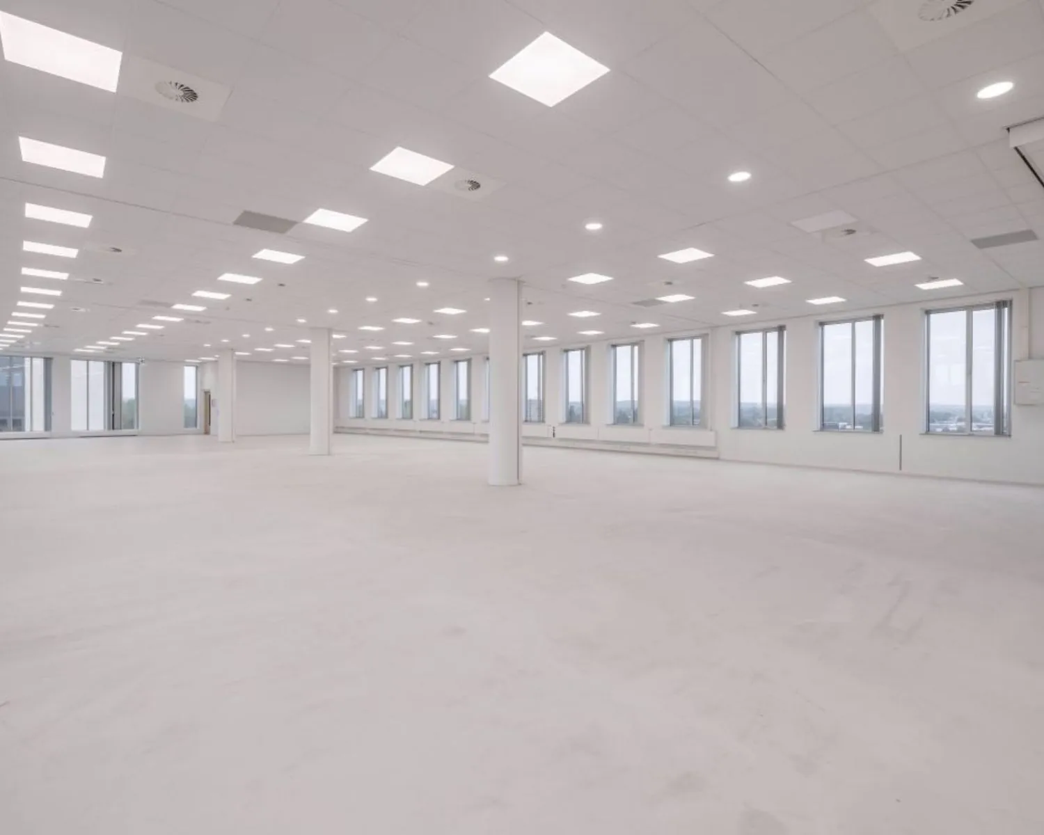 Ruime, lichte kantoorruimte met systeemplafond en grote ramen aan de Meander 901 in Arnhem.