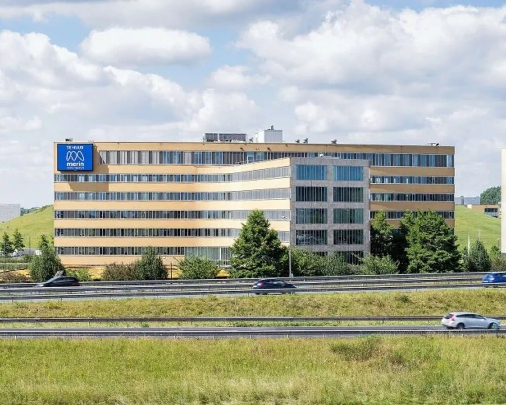 Kantoorgebouw Meander 901 in Arnhem met 'Te huur' bord van Merin langs de snelweg.