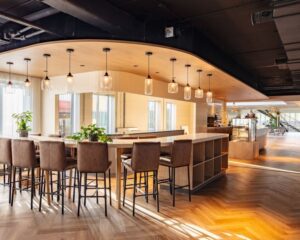 Moderne kantoorruimte met een stijlvolle bar en zitgedeelte in Meander 901, Arnhem.