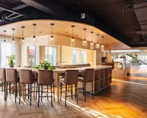 Moderne kantoorruimte met een stijlvolle bar en zitgedeelte in Meander 901, Arnhem.
