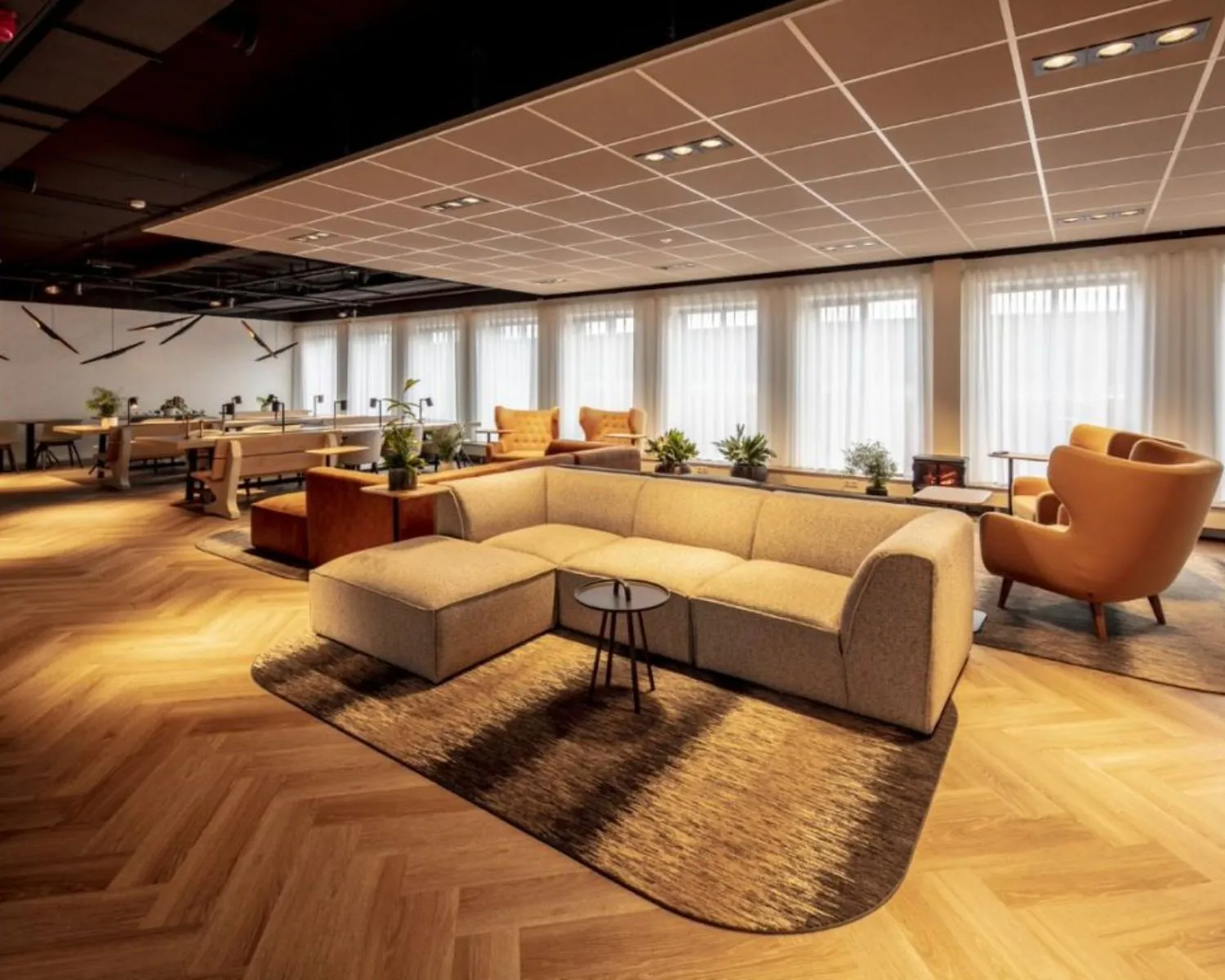 Moderne kantoorruimte in Meander 901 te Arnhem met een ruime zithoek, designmeubilair en grote raampartijen.