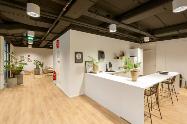 Moderne kantoorruimte te huur in Olympia met open keuken, zithoek en veel groen.