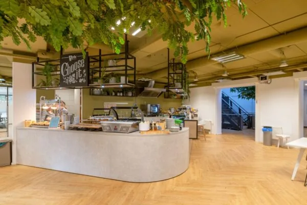 Moderne, open bedrijfskeuken met koffie- en lunchvoorzieningen in kantoorruimte Olympia 1-6.