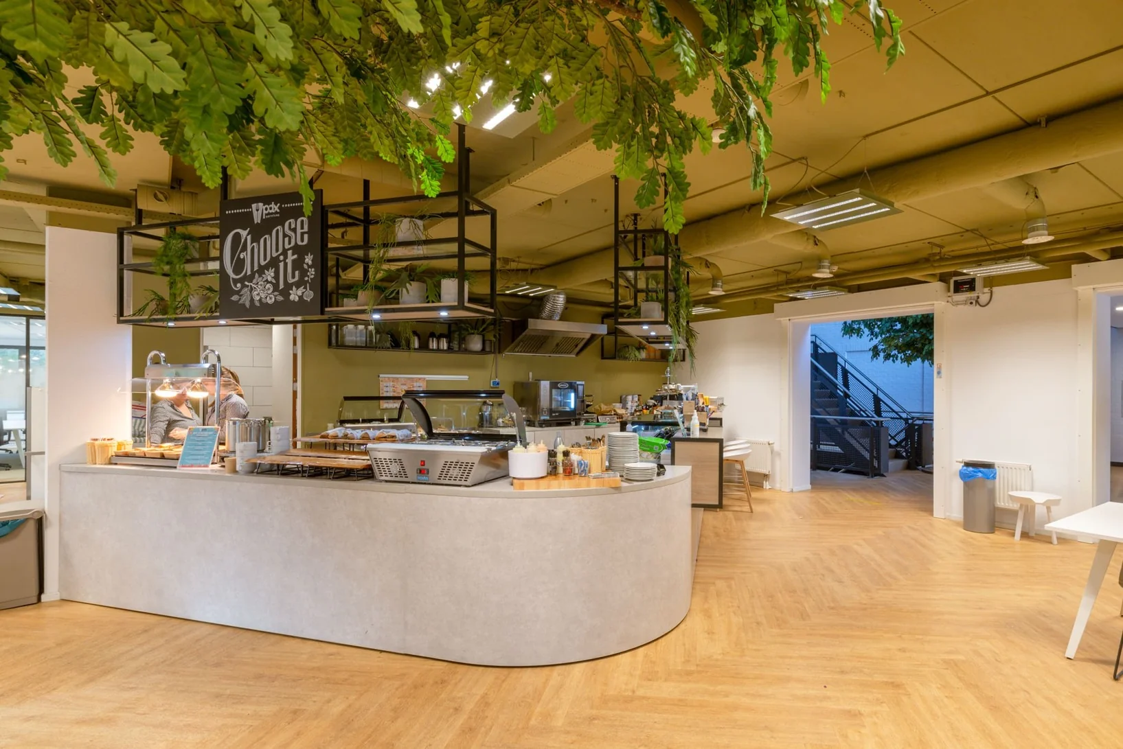 Moderne, open bedrijfskeuken met koffie- en lunchvoorzieningen in kantoorruimte Olympia 1-6.