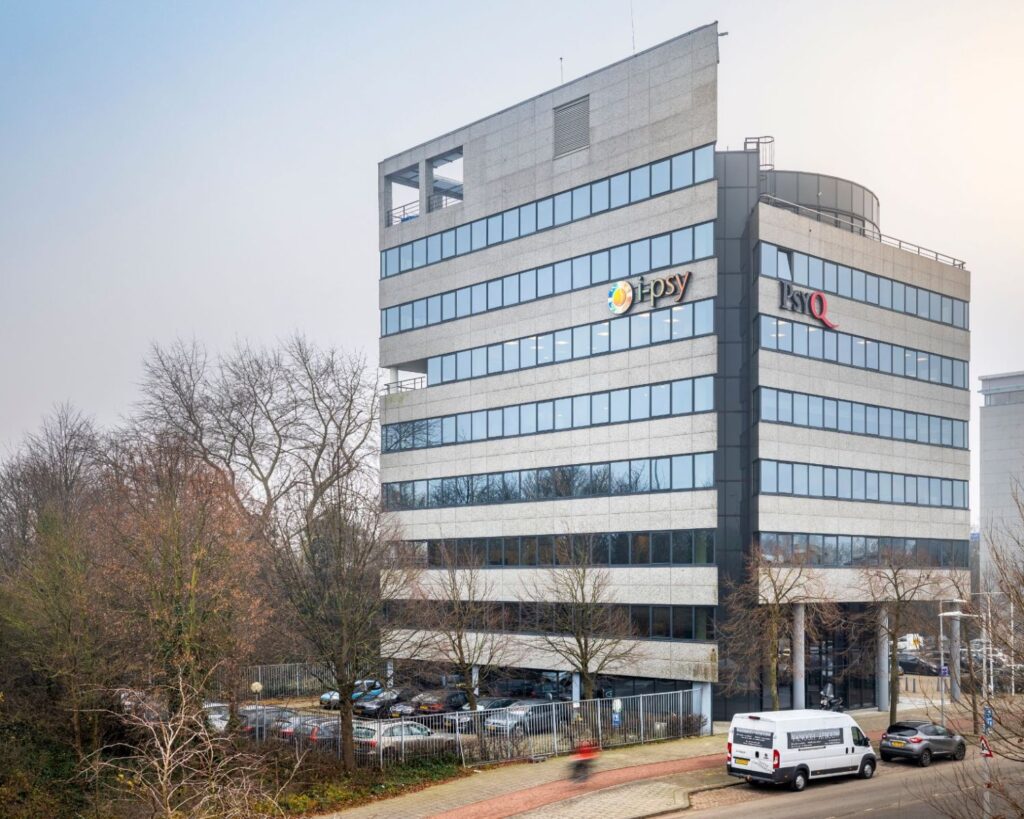 Modern kantoorgebouw aan de Overschiestraat 61 met bedrijfsnamen ipsy en PsyQ op de gevel.