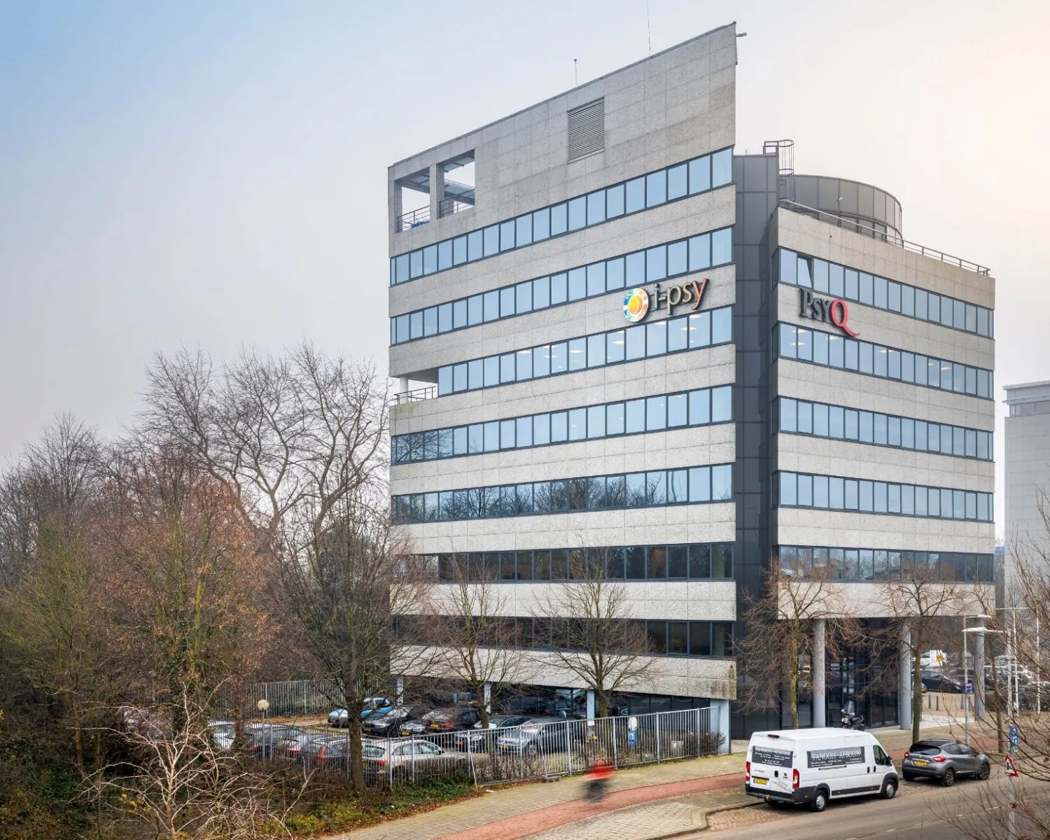 Modern kantoorgebouw aan de Overschiestraat 61 met bedrijfsnamen ipsy en PsyQ op de gevel.
