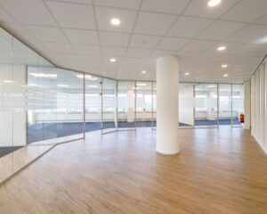Moderne kantoorruimte met glazen wanden en houten vloer aan de Overschiestraat 61.