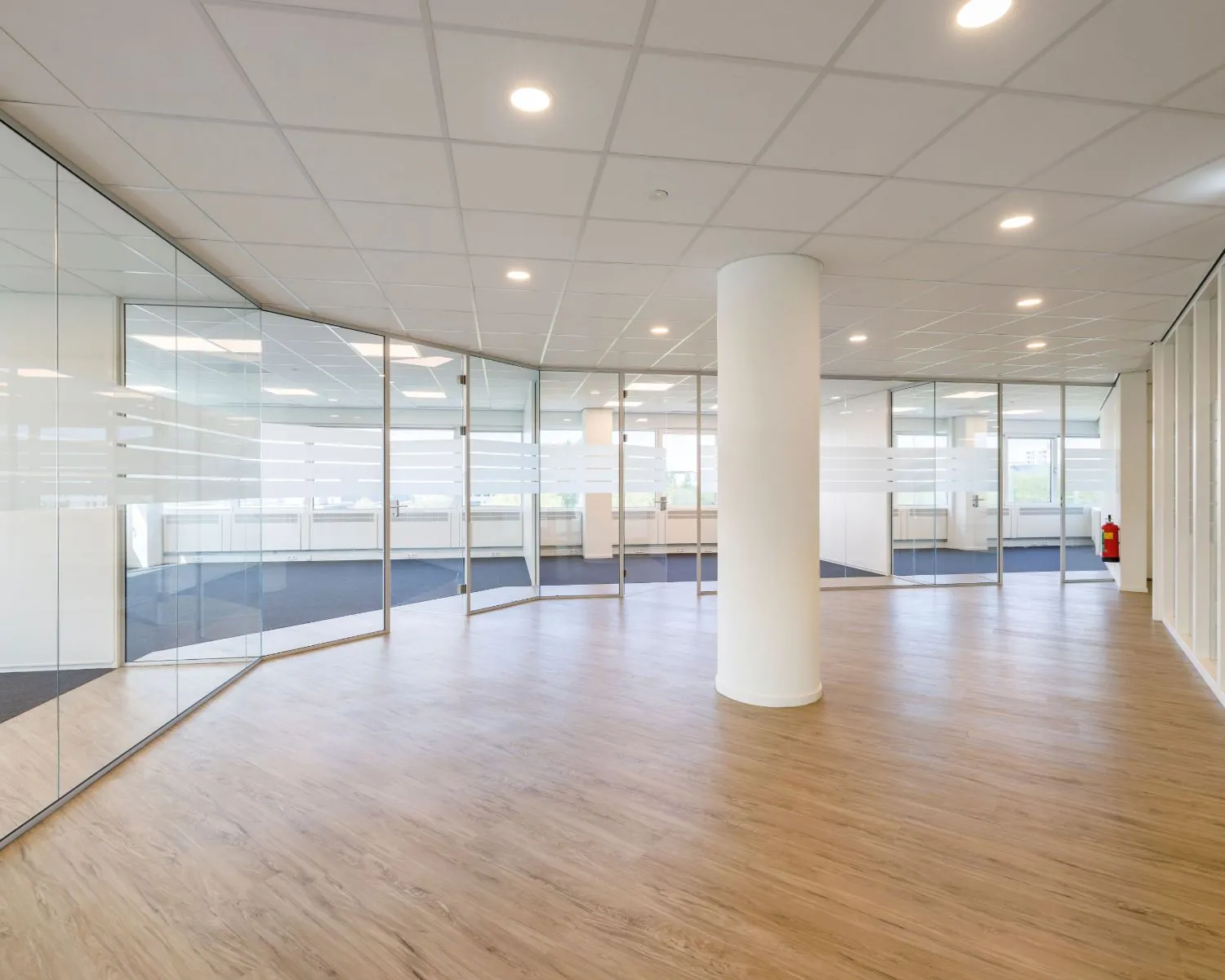 Moderne kantoorruimte met glazen wanden en houten vloer aan de Overschiestraat 61.