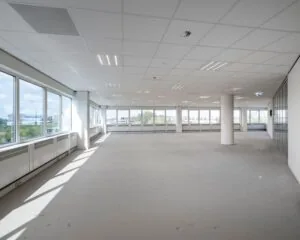 Lichte, open kantoorruimte te huur aan de Overschiestraat 61 met grote ramen en systeemplafond.