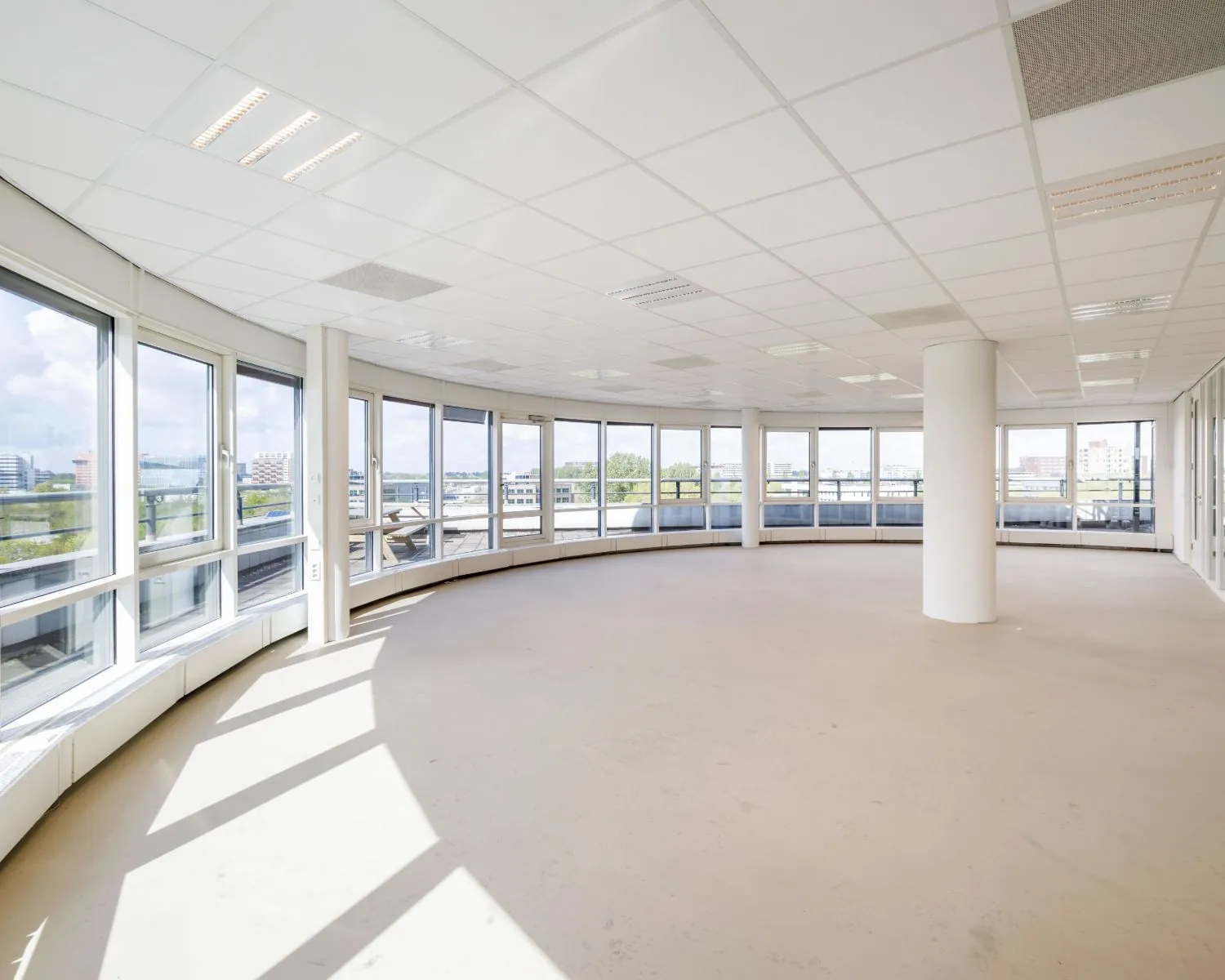 Lichte, ronde kantoorruimte te huur aan de Overschiestraat 61 met grote ramen en uitzicht over de stad.